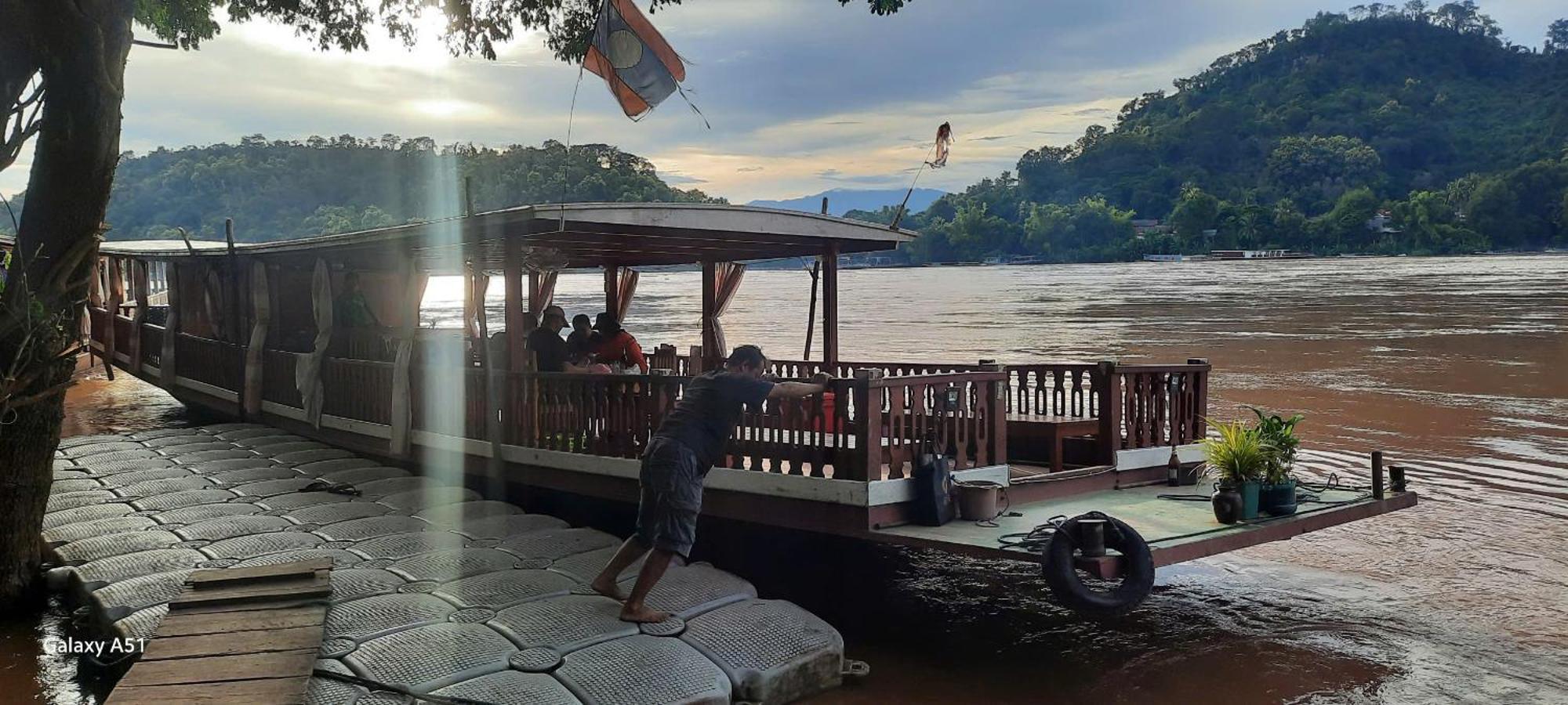 Aurora Backpackers Hostel Luang Prabang Esterno foto